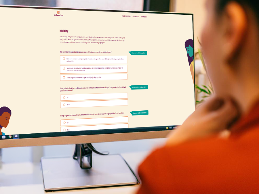 Iemand raadpleegt de online beslissingshulp IMPACCT van Solentra op een computerscherm.